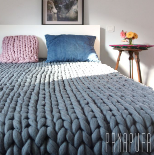 Tempat Tidur dengan Selimut Rajutan